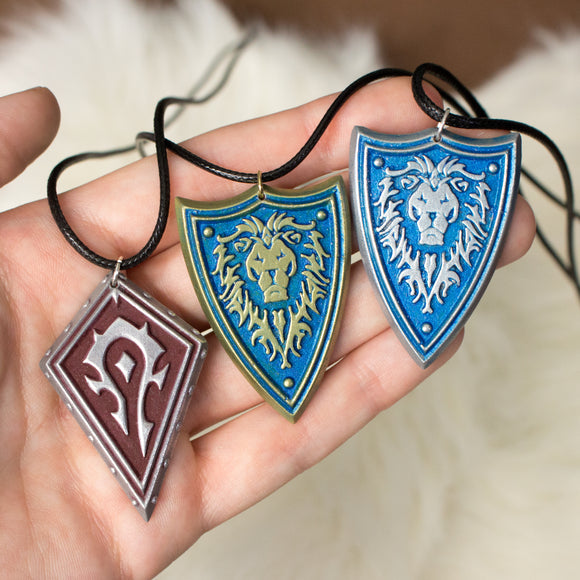 Horde and Alliance from World of Warcraft necklace pendant in resin and aluminum powder 