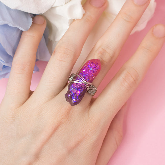 Losille ring with adjustable metallic base and resin crystal